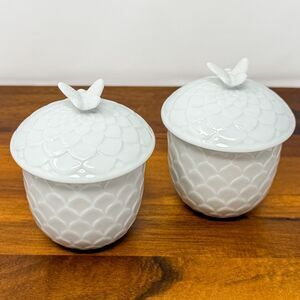 Pair Mottahedeh S.8507 White Porcelain Butterfly Covered Vanity Jars Portugal